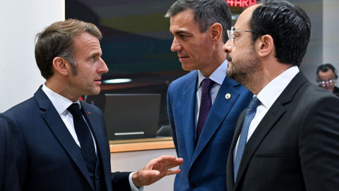 Emmanuel Macron (France), Pedro Sánchez Pérez-Castejón (Espagne) et Nikos Christodoulides (Chypre), lors d’un Conseil européen en octobre 2025.